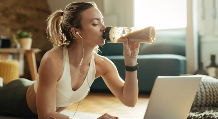 lapte sau apă pentru shake-ul proteic