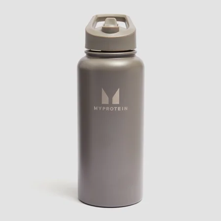 Sticlă Myprotein din Metal Reciclat cu Pai Rabatabil 1L - Truffle Închis